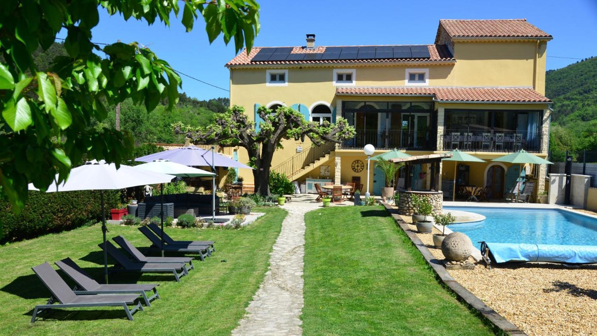 Au Grand Bonheur Bed & Breakfast Besseges Exterior photo